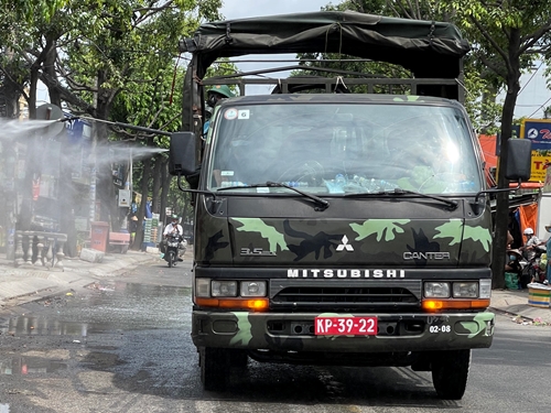 Quân khu 7 tổ chức phun khử khuẩn tại quận Bình Tân, TP Hồ Chí Minh